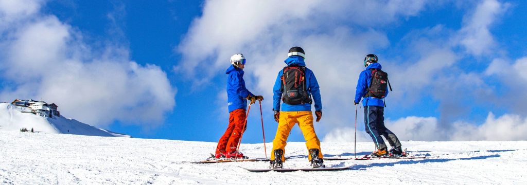 Snowbreaks instructeurs aan het wachten op ski's